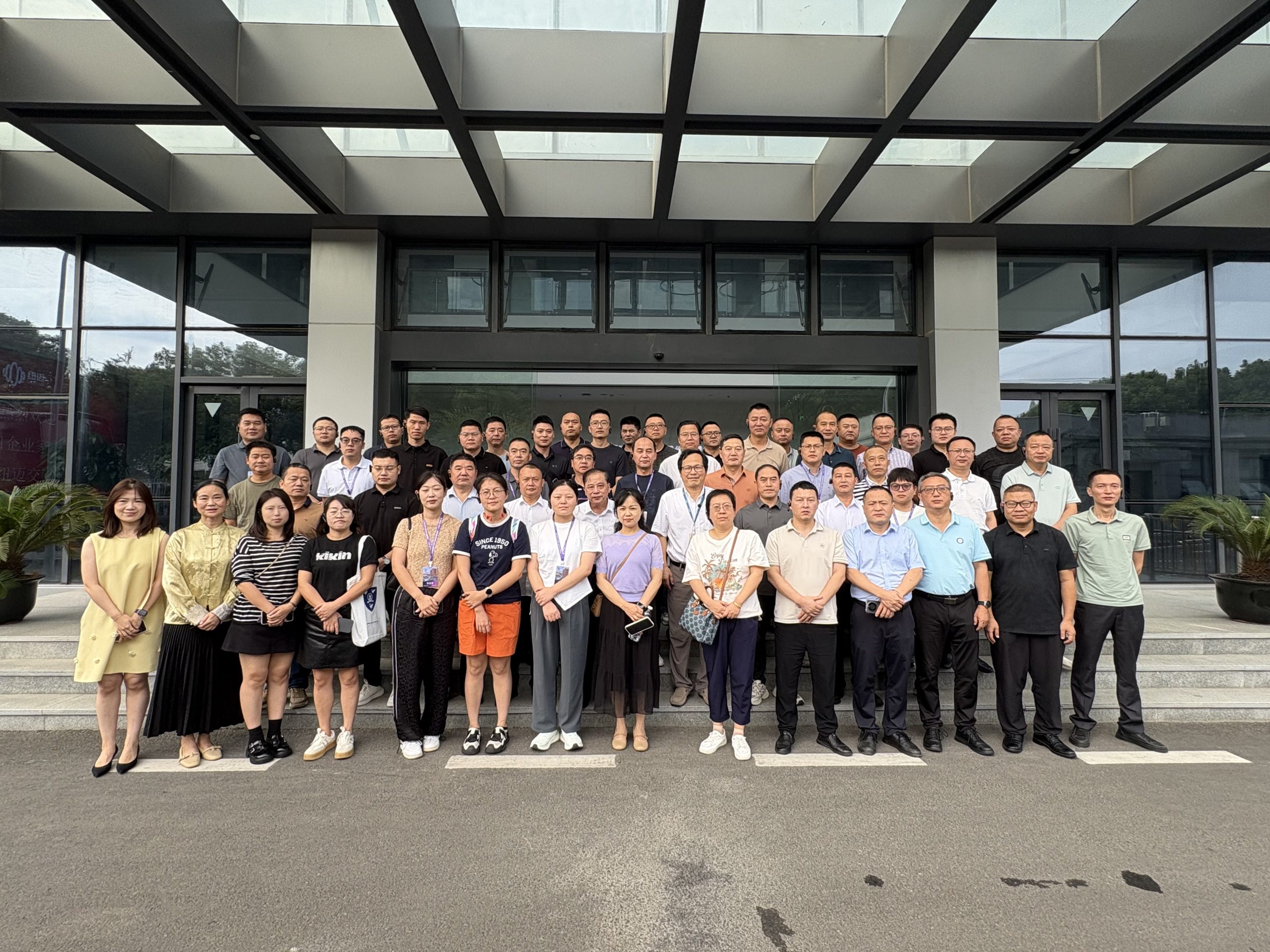 专精特新企业家代表团走进易游官方网站